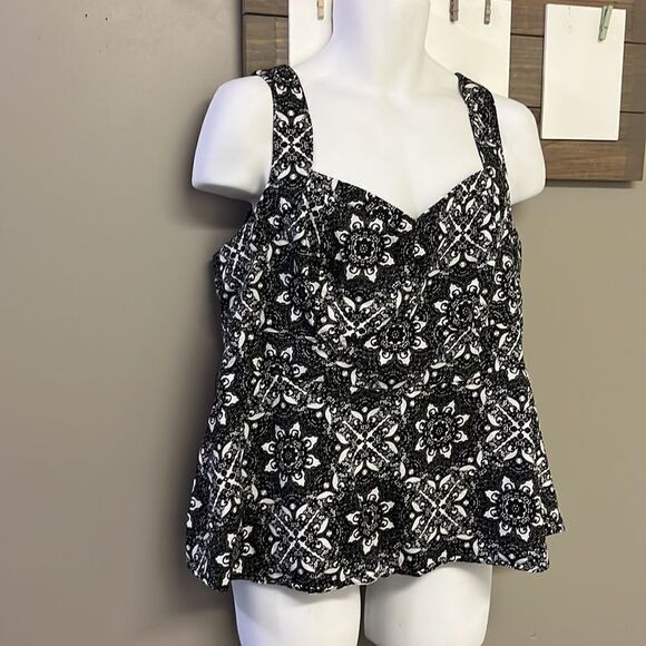 Torrid Black White Lace Print Sweetheart Peplum Top w/ Back Zipper-Size 2=2X - Picture 3 of 16